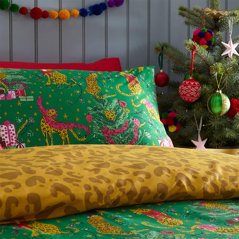 furn. Purrfect Christmas Duvet Cover Set in Green/Gold