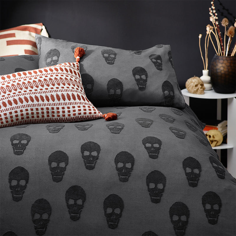 furn. Skulls Tufted 100% Cotton Duvet Cover Set in Charcoal